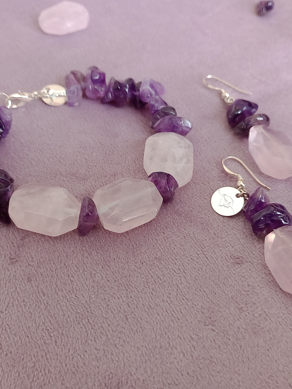 Conjunto de pulsera y aros de piedras amatista y cuarzo rosa 3