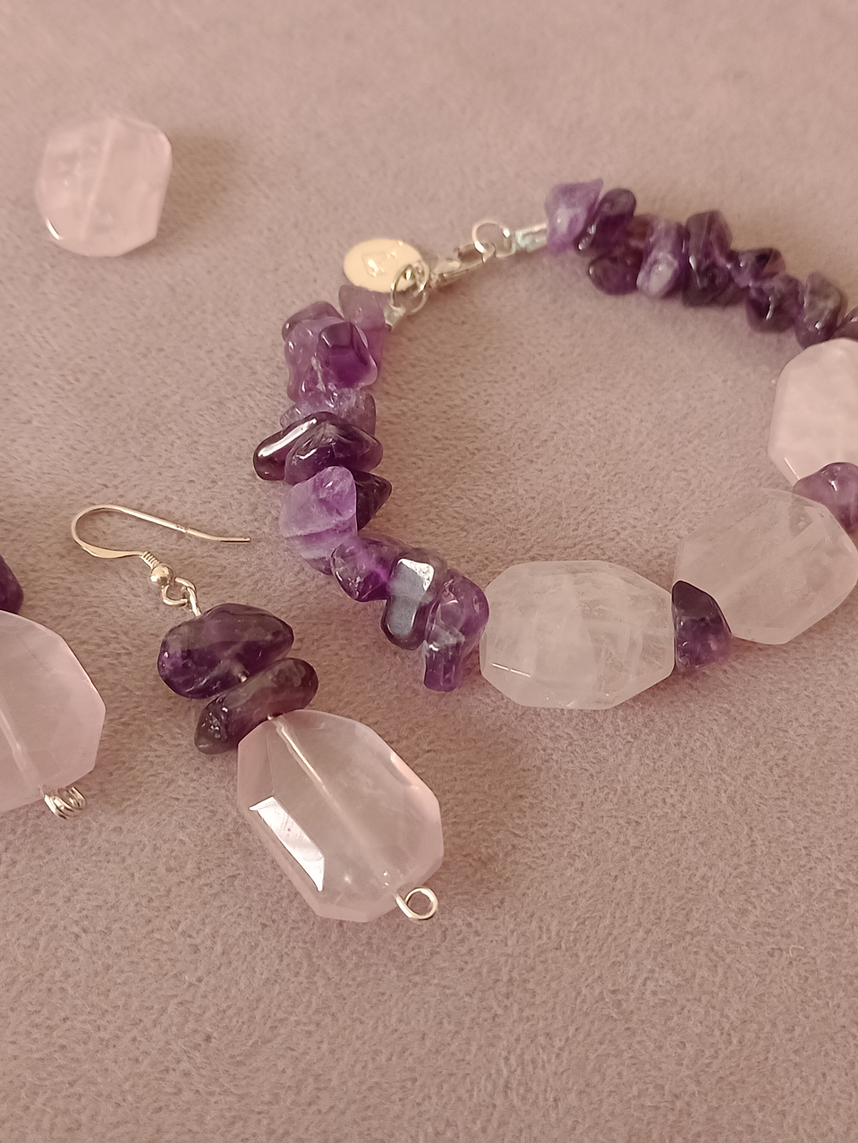 Conjunto de pulsera y aros de piedras amatista y cuarzo rosa 4