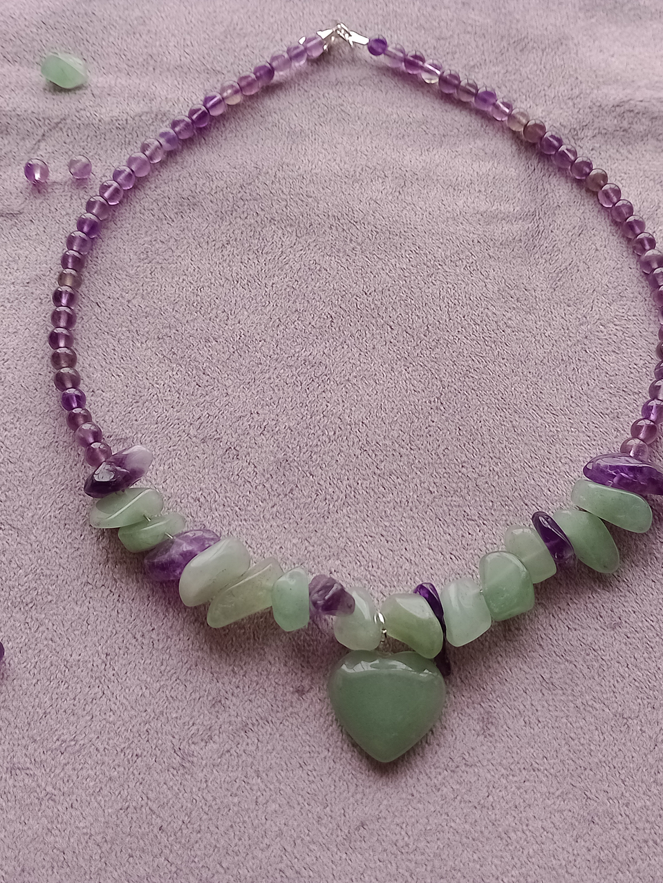 Collar de piedras corazón jade verde y amatista 2