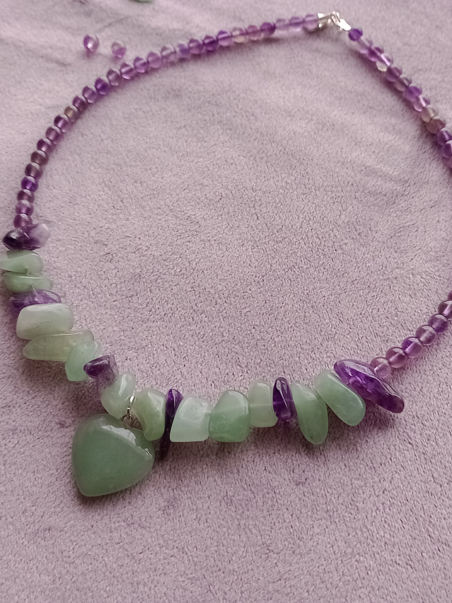 Collar de piedras corazón jade verde y amatista 1