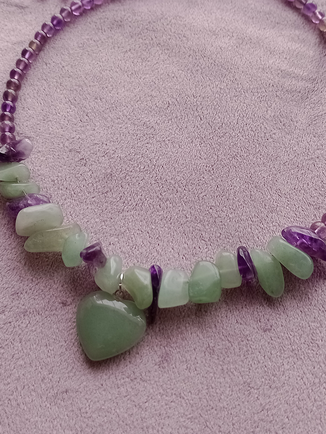 Collar de piedras corazón jade verde y amatista 3