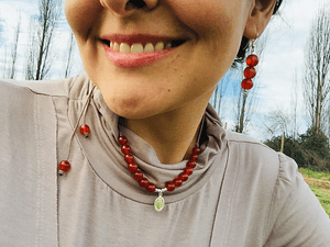 Collar de hilo regulable con piedras ágata cornalina y medallita de la virgen de los rayos de plata
