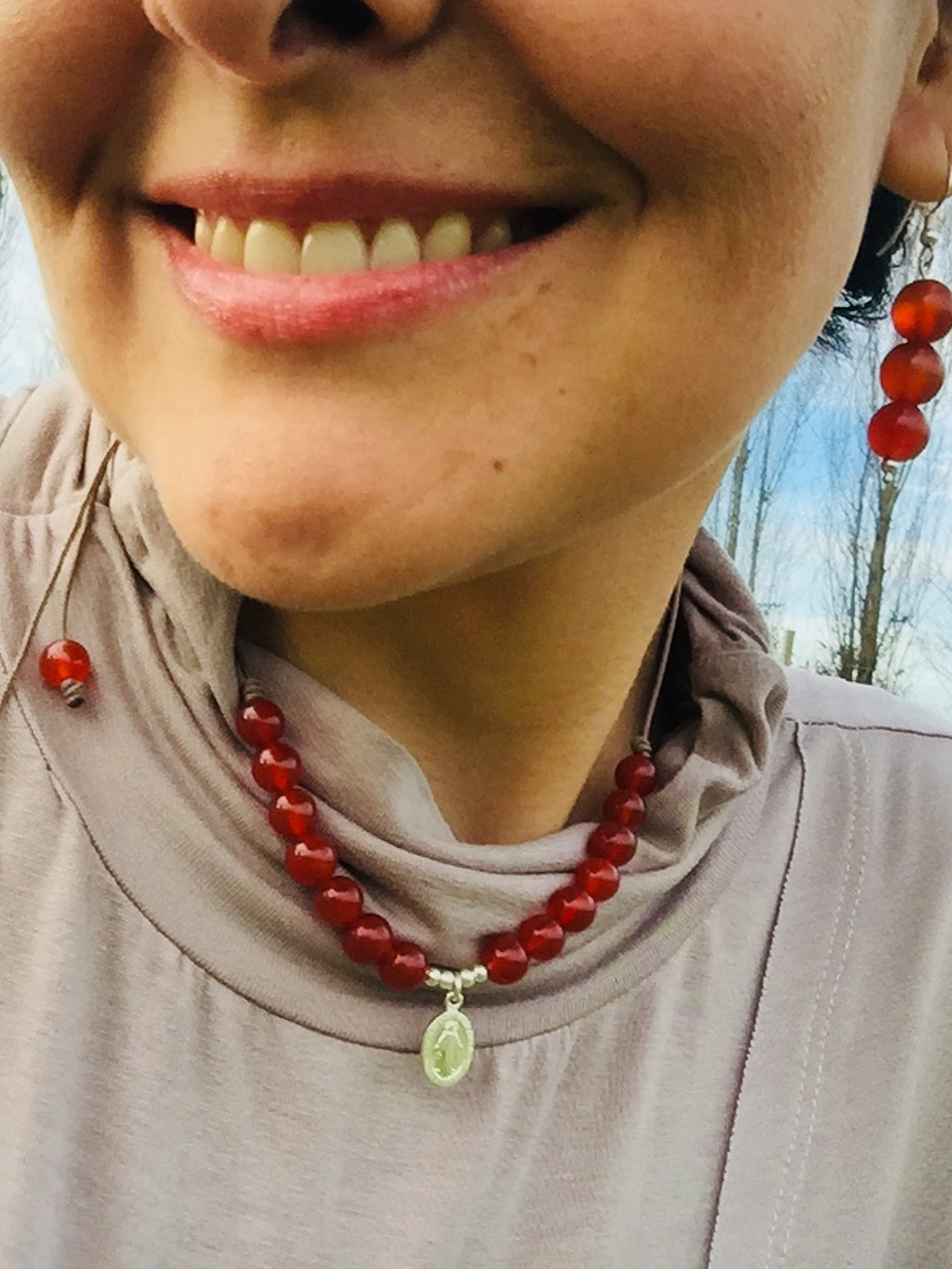 Collar de hilo regulable con piedras ágata cornalina y medallita de la virgen de los rayos de plata 1