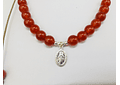 Collar de hilo regulable con piedras ágata cornalina y medallita de la virgen de los rayos de plata