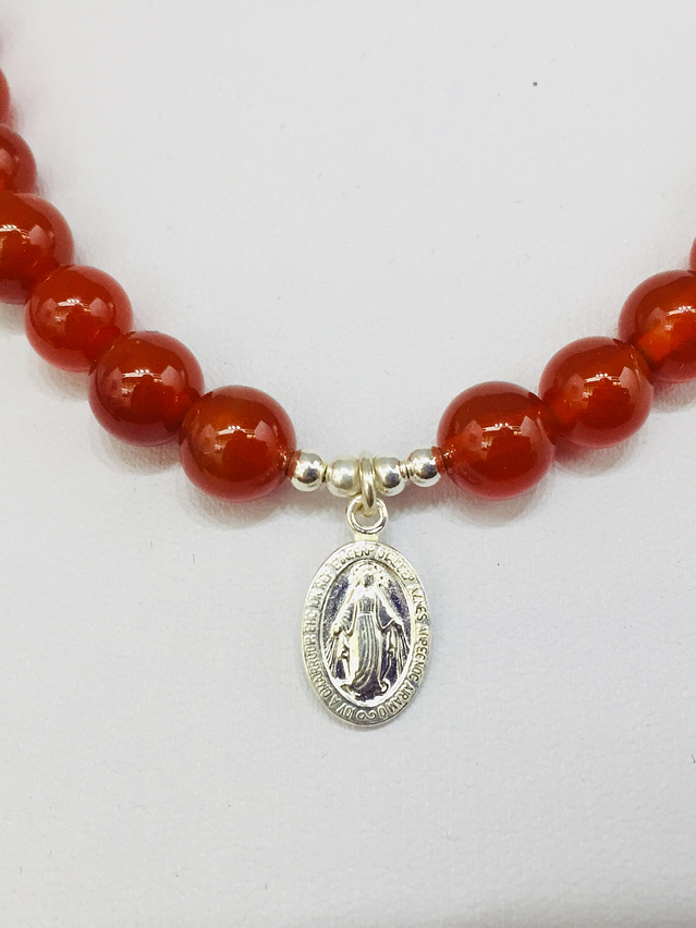Collar de hilo regulable con piedras ágata cornalina y medallita de la virgen de los rayos de plata 2