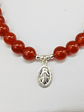 Collar de hilo regulable con piedras ágata cornalina y medallita de la virgen de los rayos de plata - Miniatura 2