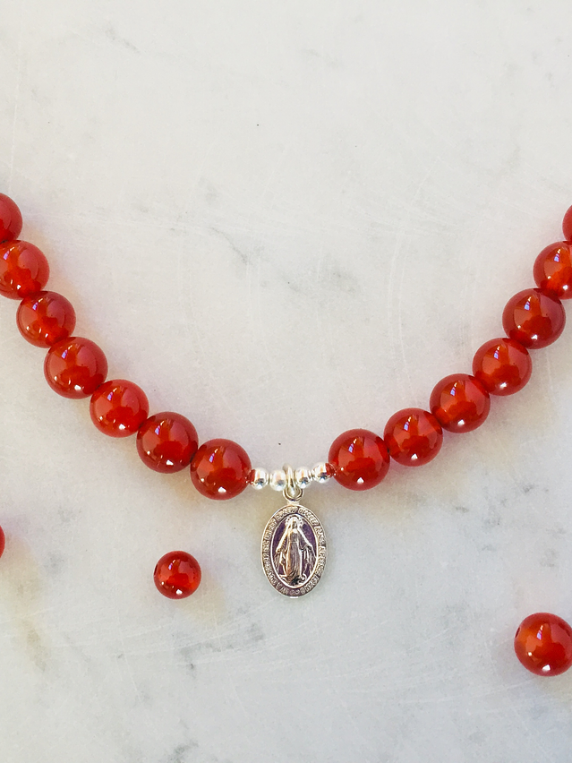 Collar de hilo regulable con piedras ágata cornalina y medallita de la virgen de los rayos de plata 3