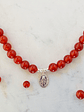 Collar de hilo regulable con piedras ágata cornalina y medallita de la virgen de los rayos de plata - Miniatura 3