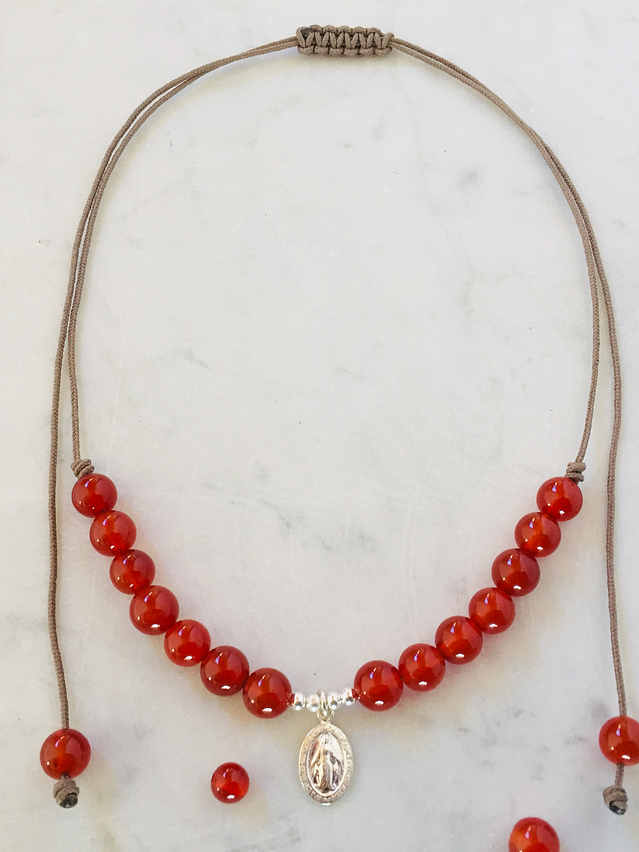 Collar de hilo regulable con piedras ágata cornalina y medallita de la virgen de los rayos de plata 4
