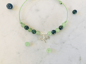 Pulsera de hilo regulable con piedras jade verde, azurita y dije de plata