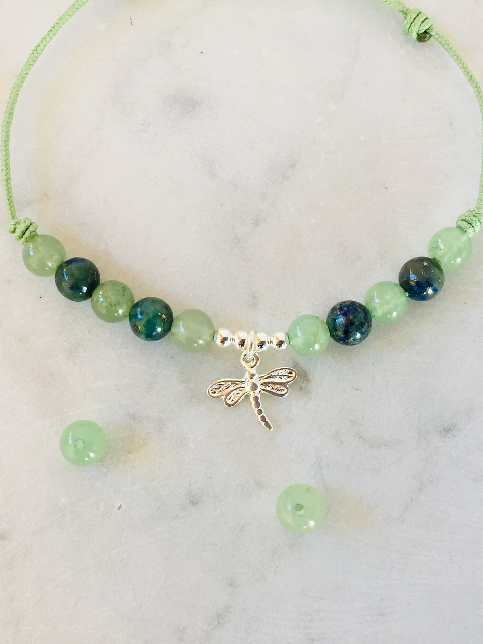 Pulsera de hilo regulable con piedras jade verde, azurita y dije de plata 1