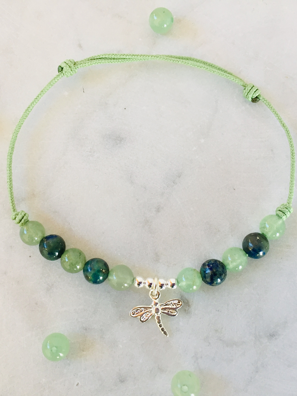 Pulsera de hilo regulable con piedras jade verde, azurita y dije de plata 2