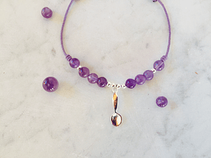 Pulsera de hilo regulable con piedras amatista y cuchara de plata