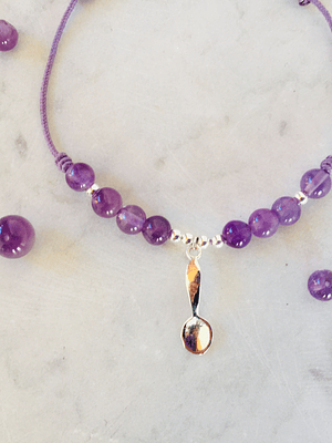 Pulsera de hilo regulable con piedras amatista y cuchara de plata