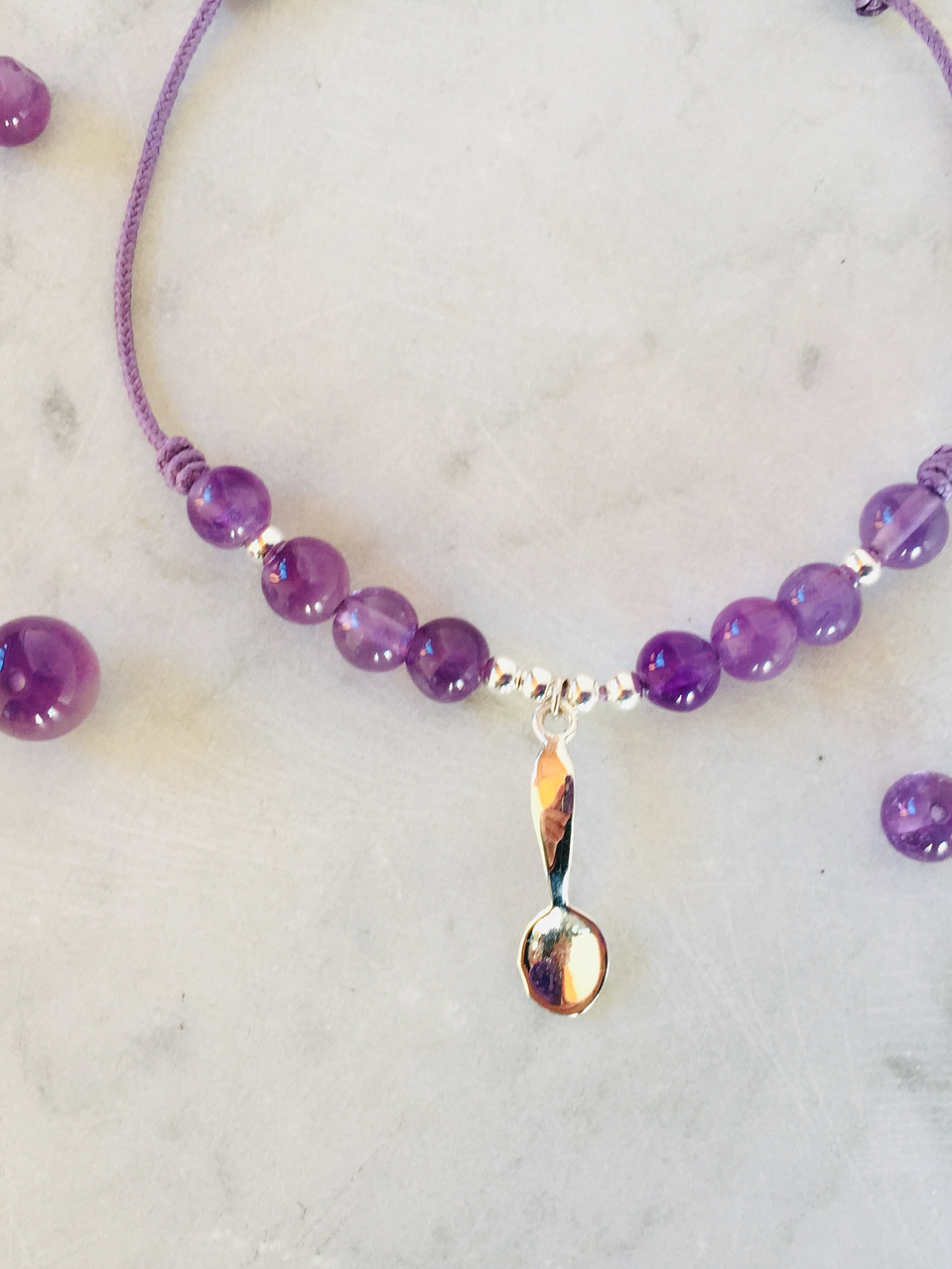 Pulsera de hilo regulable con piedras amatista y cuchara de plata 1