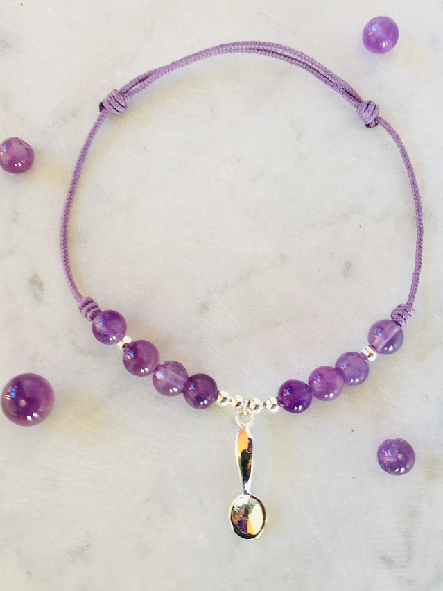 Pulsera de hilo regulable con piedras amatista y cuchara de plata 2