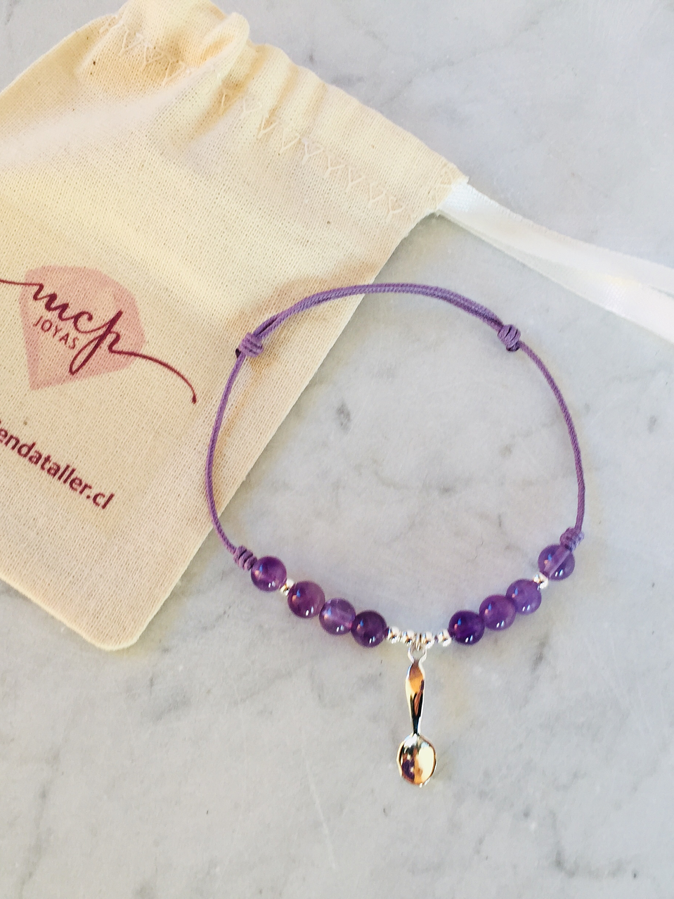 Pulsera de hilo regulable con piedras amatista y cuchara de plata 3