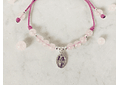 Pulsera de hilo regulable con piedras cuarzo rosado y medallita de la virgen de los rayos