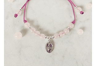 Pulsera de hilo regulable con piedras cuarzo rosado y medallita de la virgen de los rayos
