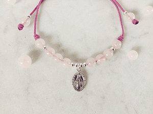 Pulsera de hilo regulable con piedras cuarzo rosado y medallita de la virgen de los rayos