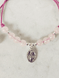 Pulsera de hilo regulable con piedras cuarzo rosado y medallita de la virgen de los rayos - Miniatura 1