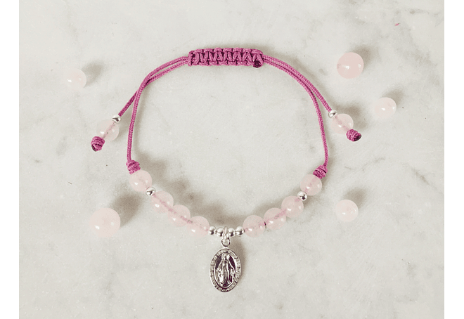 Pulsera de hilo regulable con piedras cuarzo rosado y medallita de la virgen de los rayos