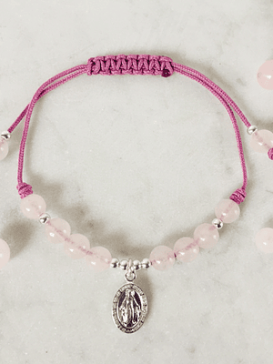 Pulsera de hilo regulable con piedras cuarzo rosado y medallita de la virgen de los rayos