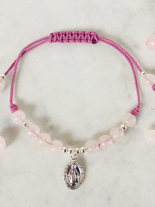 Pulsera de hilo regulable con piedras cuarzo rosado y medallita de la virgen de los rayos 2