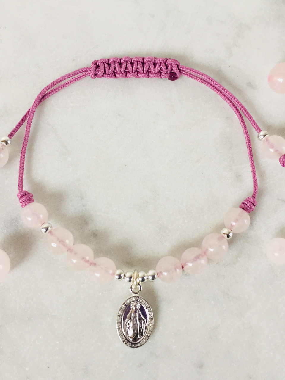 Pulsera de hilo regulable con piedras cuarzo rosado y medallita de la virgen de los rayos 2