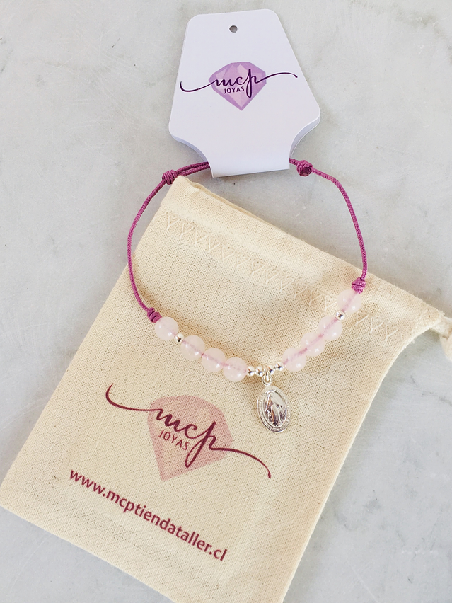 Pulsera de hilo regulable con piedras cuarzo rosado y medallita de la virgen de los rayos 3