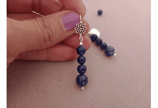 Aros flor de piedras lapislázuli y detalles de plata