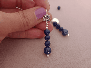 Aros flor de piedras lapislázuli y detalles de plata