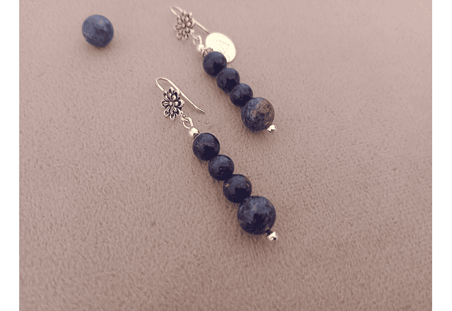Aros flor de piedras lapislázuli y detalles de plata