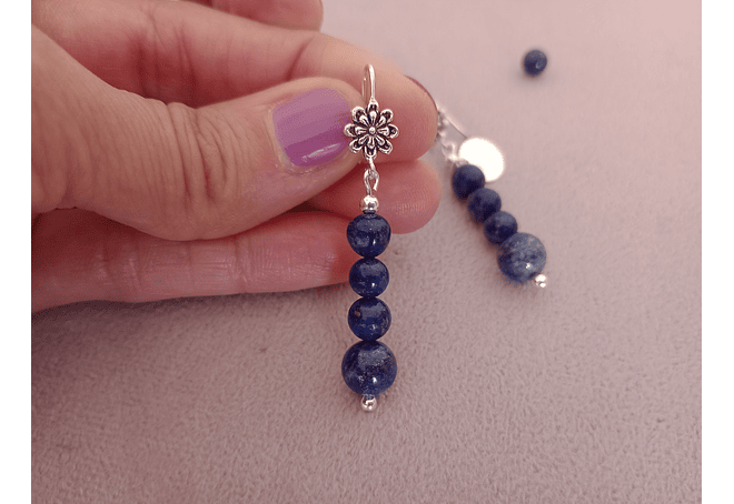 Aros flor de piedras lapislázuli y detalles de plata