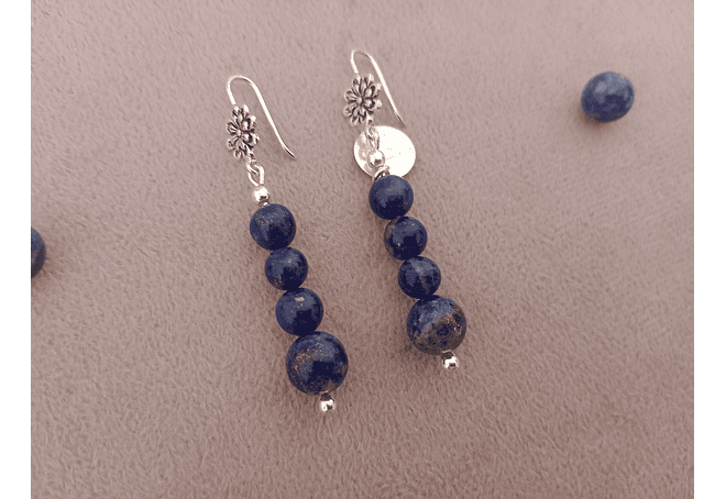 Aros flor de piedras lapislázuli y detalles de plata