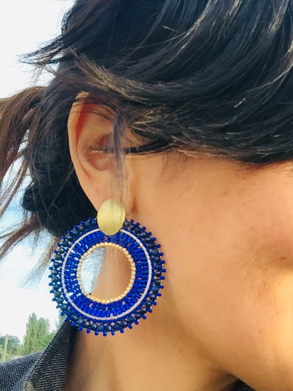 Aros tejidos 100% a mano con rocailles, delicas Miyuki y piedras lapislázuli en su contorno 1