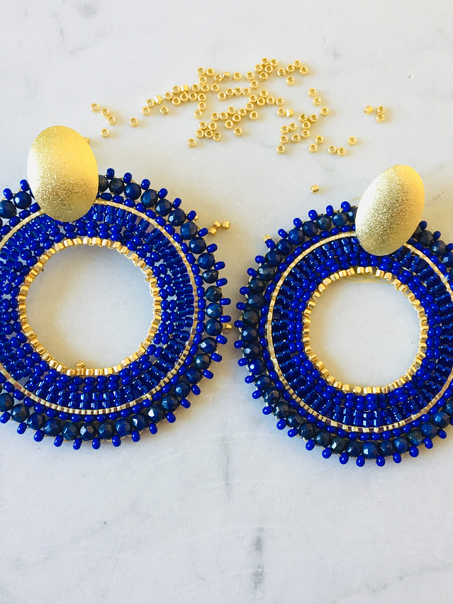 Aros tejidos 100% a mano con rocailles, delicas Miyuki y piedras lapislázuli en su contorno 2