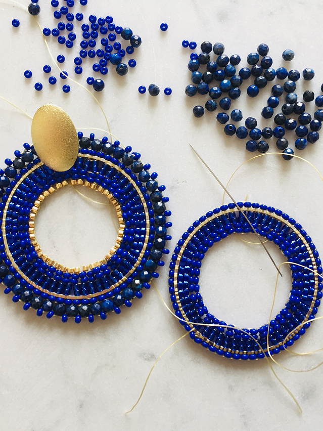 Aros tejidos 100% a mano con rocailles, delicas Miyuki y piedras lapislázuli en su contorno 3