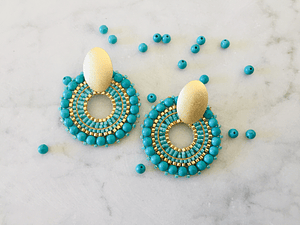 Aros tejidos a mano con delicas Miyuki y piedras turquesa en su contorno