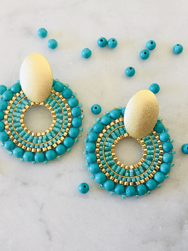 Aros tejidos a mano con delicas Miyuki y piedras turquesa en su contorno 1