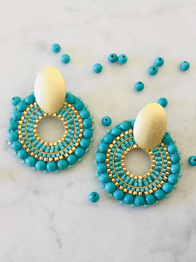 Aros tejidos a mano con delicas Miyuki y piedras turquesa en su contorno 2