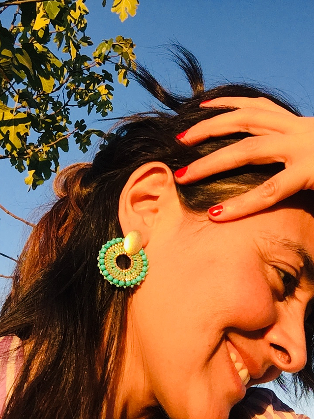 Aros tejidos a mano con delicas Miyuki y piedras turquesa en su contorno 3