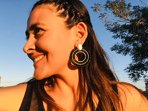 Aros tejidos a mano con rocailles, delicas Miyuki y piedras ónix en su contorno