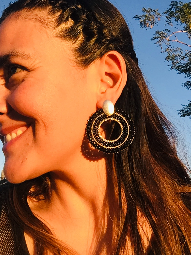 Aros tejidos a mano con rocailles, delicas Miyuki y piedras ónix en su contorno 1