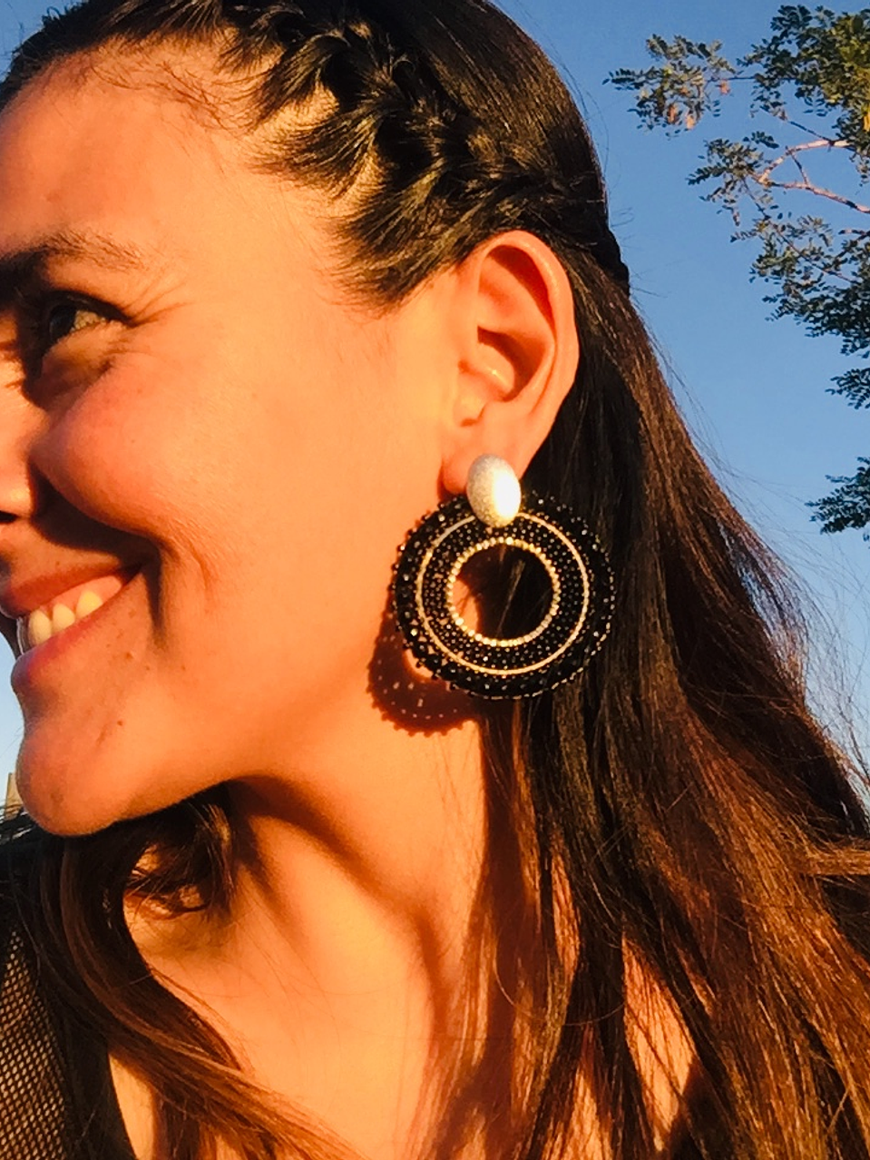 Aros tejidos a mano con rocailles, delicas Miyuki y piedras ónix en su contorno 1