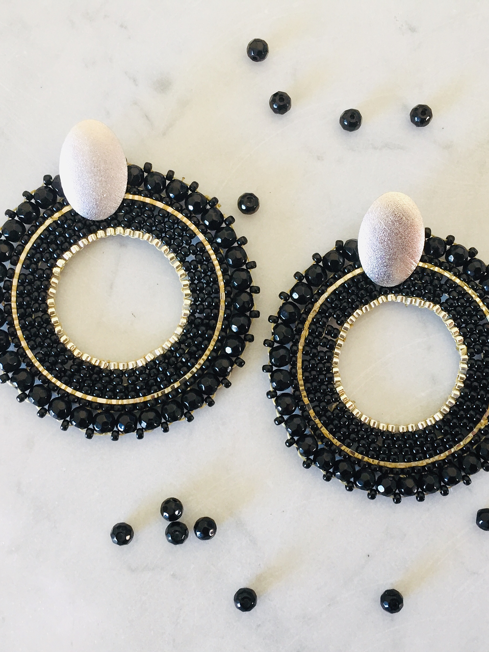 Aros tejidos a mano con rocailles, delicas Miyuki y piedras ónix en su contorno 2