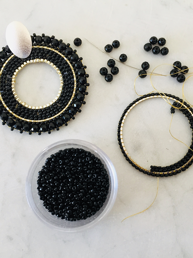 Aros tejidos a mano con rocailles, delicas Miyuki y piedras ónix en su contorno 3