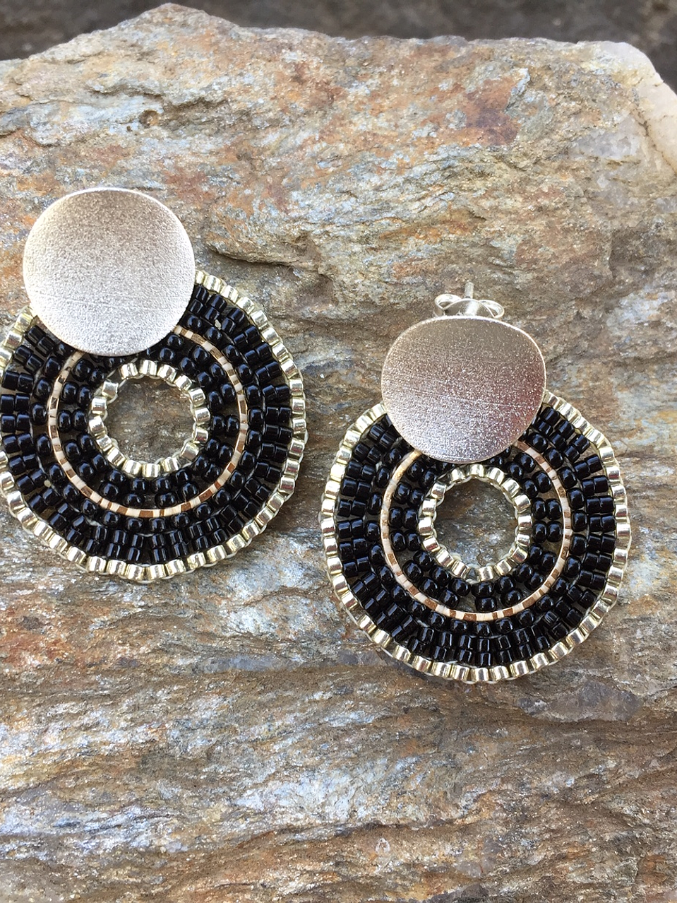 Aros tejidos a mano con rocailles y delicas Miyuki 1