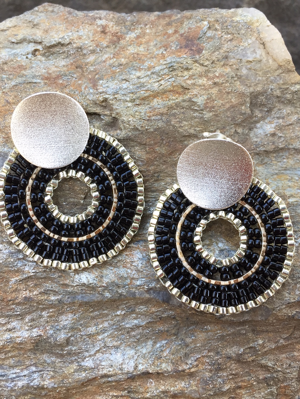 Aros tejidos a mano con rocailles y delicas Miyuki 2