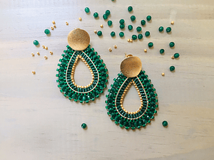 Aros tejidos con delicas, rocailles Miyuki y ágatas verdes en su contorno